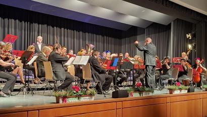Bild: prh
Mit den wunderschönen Melodien von Walzerkönig Johann Strauß Sohn unterhielt das Neustädter Salonorchester unter der Leitung von Nicolaus Dick das Publikum an Silvester in der Stadthalle bestens.
