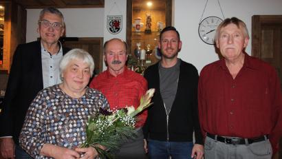 Bild: kro
Im Rahmen der Jahresabschlusssitzung wurden verdiente Mitarbeiter/innen der Marktgemeinde Mähring verabschiedet. Unser Bild zeigt von links Bürgermeister Franz Schöner, Christine und Willibald Gradl, Michael Beier und Hans Lippert.