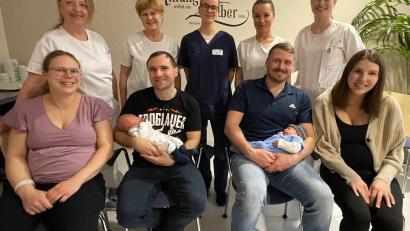 Bild: Friedrich Peterhans, Kliniken Nordoberpfalz
Sarah und Benjamin Prell mit Florian sowie Felix und Selina Brüderer mit Theo (sitzend, von links) gehören zu den Paaren mit den ersten und letzten Babys des Jahreswechsels 2025/26. Mit ihnen freuen sich (stehend, von links) die Krankenschwestern Martina Süß und Jeanette Meixner, Hebamme Maria Voit, Oberärztin Dr. Jana Gruber und Oberärztin Katharina Schultes.