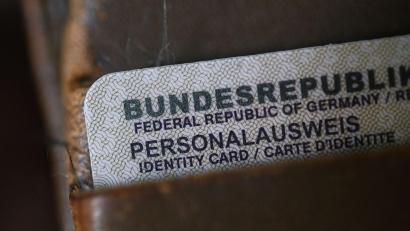 Bild: Marijan Murat/dpa
Ein Dokument führt die Ermittler zu einem jungen Mann. (Symbolbild)