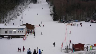 Bild: fvo
Zur Eröffnung am Neujahrstag kamen nachmittags bereits die ersten Brettlfans auf der Fahrenberg-Skipiste zusammen.