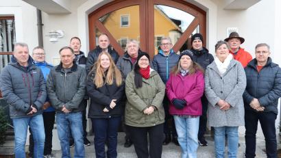 Bild: mrr
Die Nominierten für die Liste der SPD Rieden-Vilshofen zur Kommunalwahl 2026 mit Ortsvorsitzendem Georg Söldner (9. v.l.).