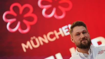 Bild: Marcus Brandt/dpa
Sternekoch Anton Gschwendtner verlässt das Gourmetrestaurant „Atelier“ in München. (Archivbild)