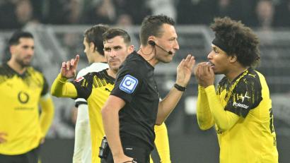 Bild: Bernd Thissen/dpa
Fiel gegen Gladbach nur mit einem Ausraster und durch Diskutieren statt mit Leistung auf: Karim Adeyemi (r.)