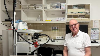 Bild: Petra Hartl
Dr. Eberhard Meier in seiner gastroenterologischen Praxis am Amberger Paradeplatz. Seit 1. Januar ist er hier nur noch Angestellter.