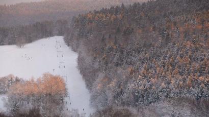 Archivbild: gri
Der Skilift am Nordhang des Johannisberges. Wenn er läuft, dann auch abends. Immer dienstags und donnerstags fanden Flutlichtfahrten statt.