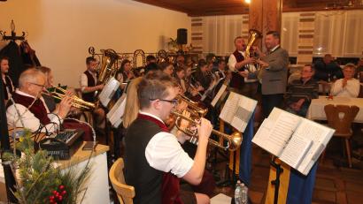 Bild: pi
Die Stadtkapelle Pleystein mit Markus Schulz an der Spitze (hinten, stehend) begeistert auf der ganzen Linie. Dabei besticht auch Bürgermeister Rainer Rewitzer als Dirigent.