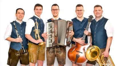 Bild:  Power hoch 5/exb
Stefan Neger (Klarinette, Gesang; von links), Moritz Ponader (Trompete, Gesang), Simon Schmidt (Akkordeon, Gesang), Stefan Schmidt (Gitarre, Gesang) und Christian Koch (Bariton, E-Bass, Gesang) unterhalten am 24. Januar die Besucher im Postkellersaal.