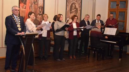 Bild: bnr
Bürgermeister Richard Tischler rief in seiner Neujahrsansprache zu mehr Mut und Selbstvertrauen auf. Musikalisch gestaltet wurde der Neujahrsempfang vom Kirchenchor unter der Leitung von Tobias Weber.