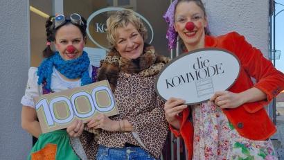 Bild: Rebecca Fogle
"Die Kommode" mit Gerda Krusche (Mitte) überreicht jeden Monat eine 1000-Euro-Spende. Hier freuen sich Julia Jakuttis (links) und Judith Gleixner von den Gute-Laune-Clowns.