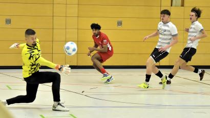 Bild: Hubert Ziegler
Der ATSV Erlangen hat zweimal in Folge das Hallenturnier in Auerbach gewonnen. Im vergangenen Jahr gewannen die Mittelfranken im Endspiel mit 2:0 gegen die SpVgg SV Weiden (weiße Trikots).