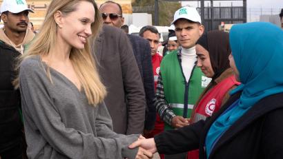 Bild: Mohammed Arafat/AP/dpa
Angelina Jolie informierte sich am ägyptischen Grenzübergang Rafah über Hilfsmaßnahmen für den Gazastreifen.