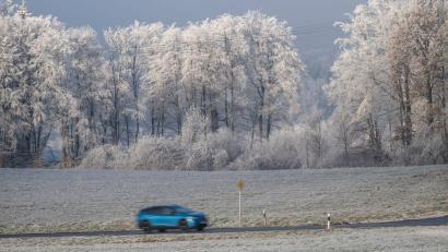 Bild: Peter Kneffel/dpa
In Unterfranken war es auf vielen Straßen am Morgen glatt. (Archivbild)