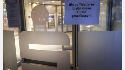 Bild: Oliver Berg/dpa
Ein Zettel mit der Aufschrift „Bis auf Weiteres bleibt diese Filiale geschlossen“ hängt am Eingang der Sparkassen-Filiale Gelsenkirchen-Buer.