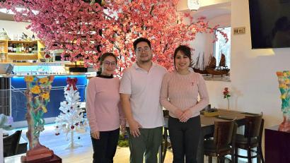 Bild: lnz
Mit der Eröffnung eines Asia-Restaurants in Tirschenreuth hat Inhaber Huynh Ngoc Vu den Sprung in die Selbstständigkeit gewagt. Unterstützt wird er unter anderem von seiner Ehefrau Le Thi Hong Hien (rechts) und seiner Tante Nguyen Thuc Quyen.