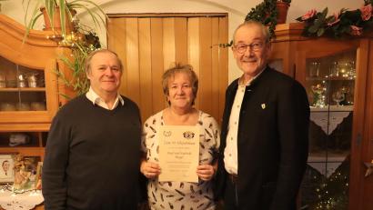 Bild: mrr
Josef und Siglinde Huger (v.l.) bekamen Besuch zur Goldenen Hochzeit von Bürgermeister Erwin Geitner.