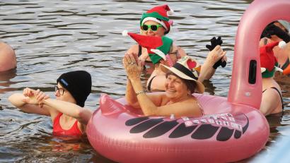 Bild: Hirsch
Die Badenden zelebrierten ihren Auftritt, kamen maskiert oder mit Schwimmhilfe und präsentierten sich als Freundeskreis.