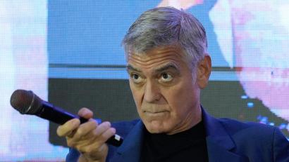 Bild: Aaron Favila/AP/dpa
Hollywoodstar George Clooney ist nicht um eine Antwort verlegen, wenn der US-Präsident gegen ihn schießt. (Archivbild)