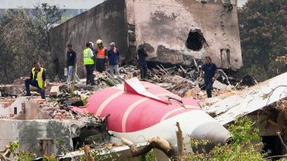 Bild: Ajit Solanki/AP/dpa
Der Absturz einer Boeing im indischen Ahmedabad war das schwerste Flugzeugunglück im Jahr 2025. (Archivbild)