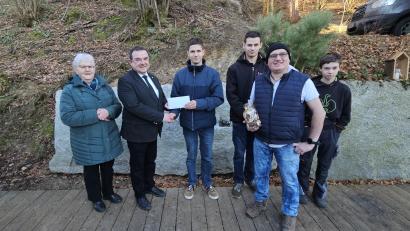 Bild: Schreinerei Gmeiner
Die Schreinerei Gmeiner aus Liebenstein übergab eine Spende für die Missionsarbeit: Rita Haberkorn (Schwester von Anna Rita Schedl), Pfarrer Konrad Amschl, Peter, Alexander, Manfred und Martin Gmeiner (von links).