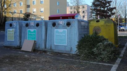 Archivbild: Wolfgang Steinbacher
So sah es bis vor zwei Jahren in Amberg nach Weihnachten an vielen Orten aus. Mittlerweile hat sich das geändert, weil die Grüncontainer in der kalten Jahreszeit stehenbleiben.