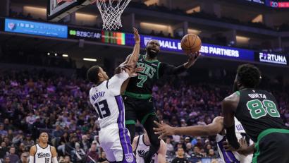 Bild: Scott Marshall/AP/dpa
Die Sacramento Kings und die Boston Celtics lieferten sich ein enges NBA-Duell.