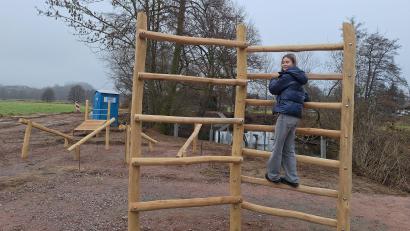 Bild: bl
Beamtenanwärterin Lena Ziereis testet vorab die Sprossenwand auf der neuen Aktionsfläche für Motorik und Workout in Pfreimd und am gleichnamigen Fluss. Im Frühjahr soll das neu gestaltete Areal im Anschluss an den hölzernen Steg freigegebenen werden.