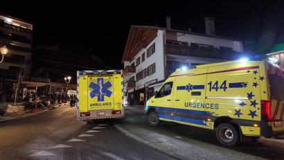 Bild: Kantonspolizei Wallis/dpa
Viele Verletzte wurden in der Silvesternacht in Crans-Montana mit Rettungswagen in Kliniken gebracht.