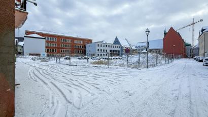 Bild: Petra Hartl
Die Tiefgarage unter dem Bürgerspital-Areal in Amberg soll über eine Einfahrt direkt neben dem Ring-Theater erschlossen werden. Dagegen protestieren jetzt sechs Vereine, die das Ring-Theater daneben nutzen, in einem offenen Brief.