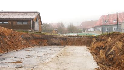 Bild: no
So sieht die Baugrube aus, in die das Blockheizkraftwerk gebaut wird.