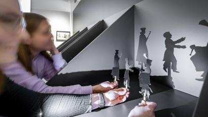 Bild: Stadtmuseum Amberg/Marcus Rebmann
Aktives Erkunden ist noch bis einschließlich 11. Januar in der Sonderausstellung „Fritz Griebel. gemalt. geschnitten. gewebt.“ möglich.