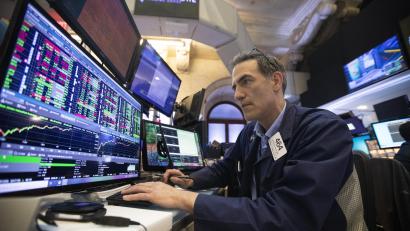 Symbolbild: picture alliance/dpa/XinHua | Wang Ying
Ein Händler arbeitet an der New Yorker Börse. Die internationalen Aktienmärkte werden wohl auch im neuen Jahr in Bewegung bleiben, sagt Kolumnist Robert Beer.