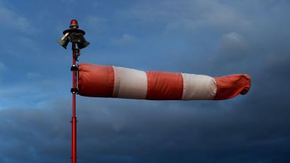 Bild: Arno Burgi/dpa
Der DWD warnt am Freitag vor Sturmböen in der Oberpfalz. Auch eine Warnung für Schneeverwehungen ist noch nicht ausgelaufen.