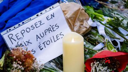 Bild: Jean-Christophe Bott/KEYSTONE/dpa
„Ruhet in Frieden bei den Sternen“, steht auf einer Botschaft am Brandort.