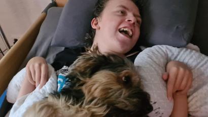 Bild: Alexandra  Vogl
Lukas hat das Lachen nicht verlernt, wenn er Besuch von seinem Hund "Bomber" bekommt . Inzwischen ist er 18, und für seine Mutter ist klar: Er wird immer ein Pflegefall mit schwersten Behinderungen bleiben.