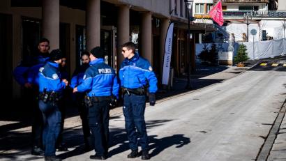 Bild: Jean-Christophe Bott/KEYSTONE/dpa
Die Polizei äußert sich nicht zu Spekulationen über die Ursache für das Feuer.