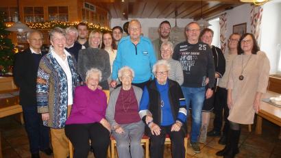 Bild: Siegfried Bock
Sie lässt sich nicht unterkriegen: Edith Häusler (vorne Mitte) mit ihren ebenfalls noch rüstigen Schwägerinnen Betty und Berta (von links); dahinter Kinder, Enkel, Verwandte, Pfarrer Varghese Puthenchira und derzeit amtierender Bürgermeister Julian Kraus.