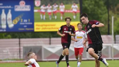 Archivbild: mhs
Noah Keller (rechts) testet mit den Bundesliga-Junioren des 1. FC Nürnberg auch gegen die DJK Ammerthal.