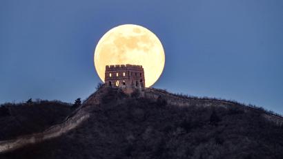 Bild: Chen Yehua/XinHua/dpa
Der erste Vollmond des Jahres über dem Panlongshan-Abschnitt,  der Großen Mauer in der chinesischen Hauptstadt Peking, zu sehen. Der erste Vollmond des Jahres wird auch "Wolfsmond" genannt.
