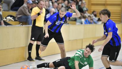Bild: Hubert Ziegler
Ein packendes Finale lieferten sich die SpVgg SV Weiden (blaue Trikots) und der SV Fortuna Regensburg.