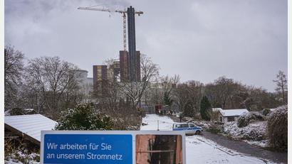 Bild: Michael Kappeler/dpa
Nach einem Stromausfall arbeitet Stromnetz Berlin an der Wiederherstellung der Versorgung