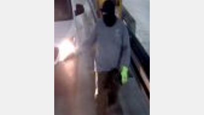 Bild: -/Polizei NRW/dpa
Einer der Maskierten trug grüne Handschuhe.