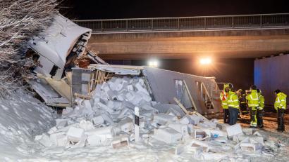 Bild: Lars Haubner/News5/dpa
Auf der A 93 bei Wernberg-Köblitz kam ein mit Lachs beladener Lkw von der Straße ab.