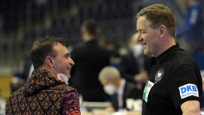 Bild: Soeren Stache/dpa-Zentralbild/dpa
Bob Hanning (l) und Bundestrainer Alfred Gislason sind beim EM-Kader nicht einer Meinung. (Archivbild)