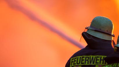 Symbolbild: Christoph Reichwein/dpa
Im Landkreis Lichtenfeld hat ein Feuer von einer Garage auf ein Haus übergegriffen.