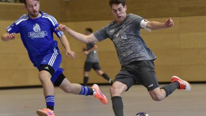Bild: Hans Mark
Der Nabburger Lukas Reitinger (rechts) nimmt das gegnerische Tor ins Visier. In Wernberg fand am Sonntag das zweite Vorrundenturnier der Futsal-Kreismeisterschaft im Kreis Cham/Schwandorf statt.