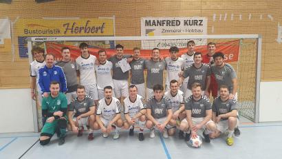 Bild: mr
Der SC Regensburg (graue Trikots) besiegte im Finale von Schwarzenfeld den SV Schwarzhofen weiße Trikots) mit 4:2. Links in der blauen Trainingsjacke SV-Trainer Adi Götz.