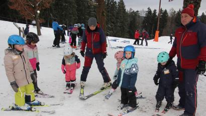 Bild: kro
Trockentraining für die Kinder: So macht man mit den Skiern ein V, das dient zum Bremsen.