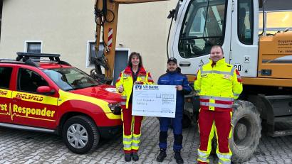 Bild: Manfred Rupprecht
Sonja Gnahn (von links), Junior-Chef Maximilian Schöner und Manfred Rupprecht bei der Spendenübergabe.