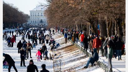 Bild: Sven Hoppe/dpa
Winterjacke, Schal, Mütze, Handschuhe: Bei eisigen Temperaturen sollte man sich in Bayern weiter warm einpacken.